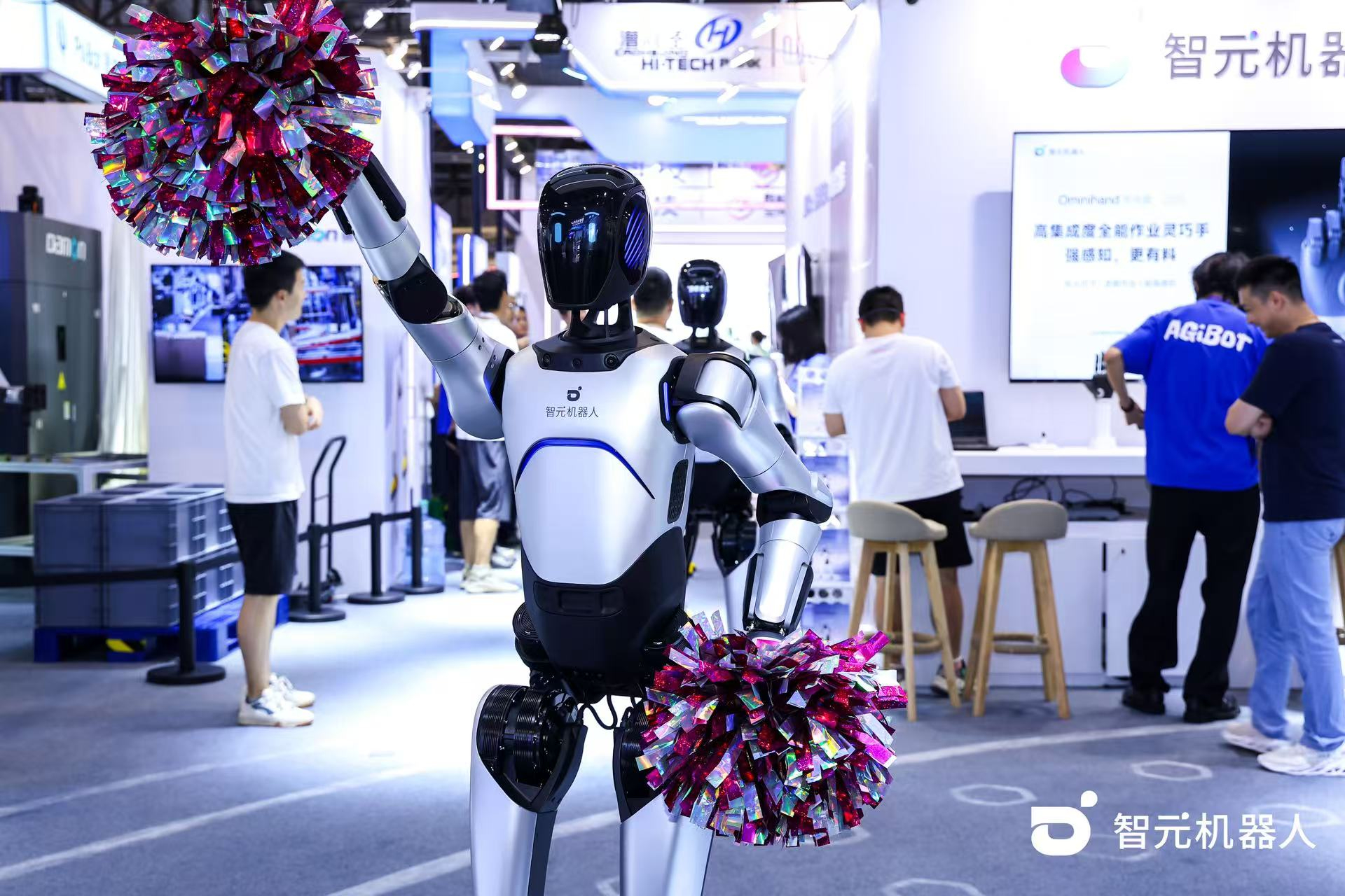 28圈机器人 WAIC 首日展台火爆，机器人家族集体打工忙不停
